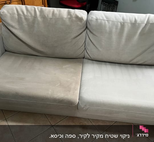 ספה עם כריות מושב נקיות וחלקים מלוכלכים